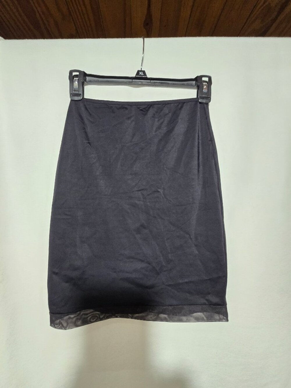Vassarette Black Half Slip Skirt Women's Size M Mesh Hem Anti-Cling EUC Cute 17"